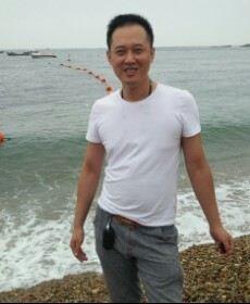 一人在路上奔跑的头像