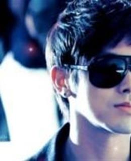 走在沙漠里的头像