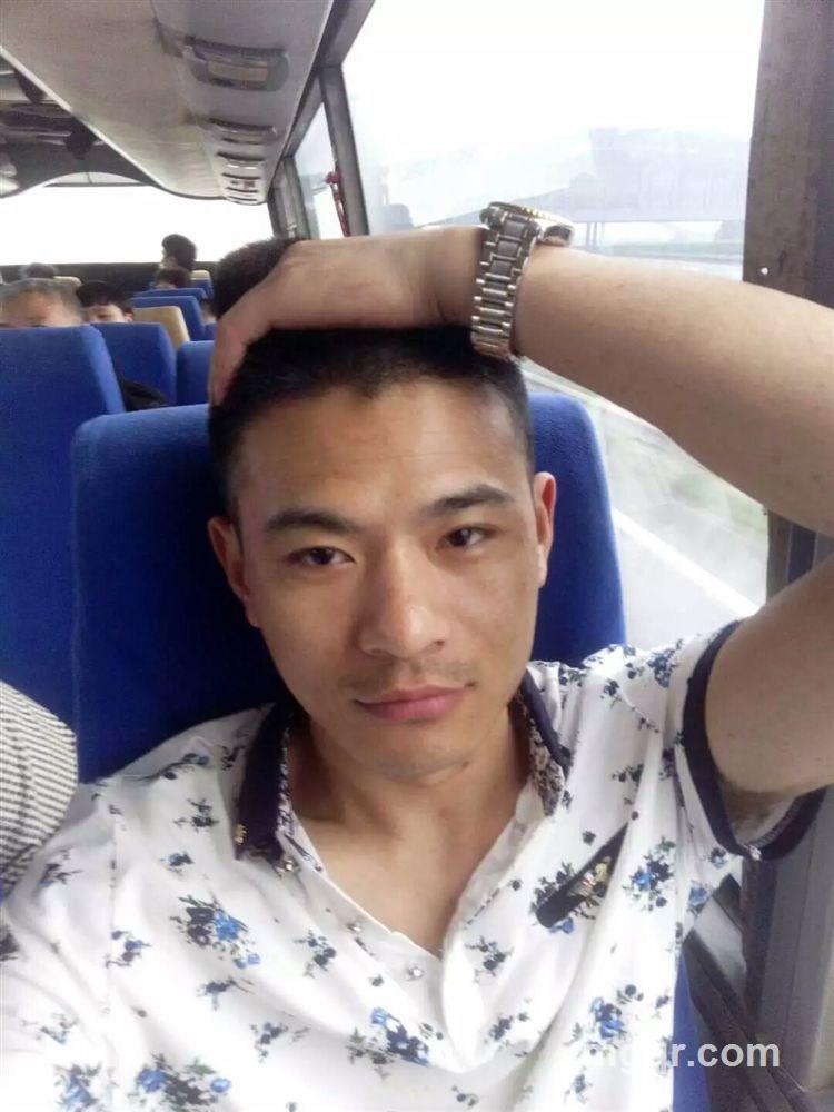 社会很单纯的头像