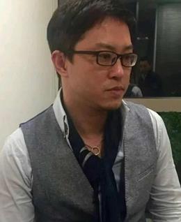 门后的外衣的头像