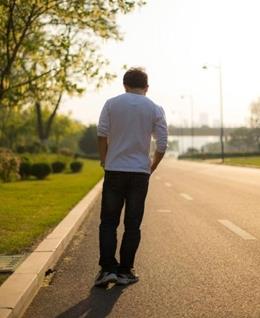 仰而赋诗的头像