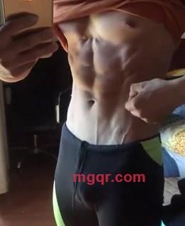 带伞的阳天的头像