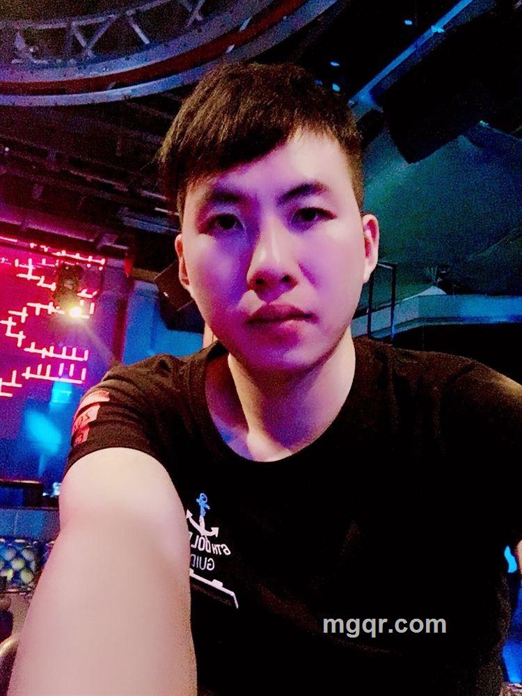 A黑店白地的头像