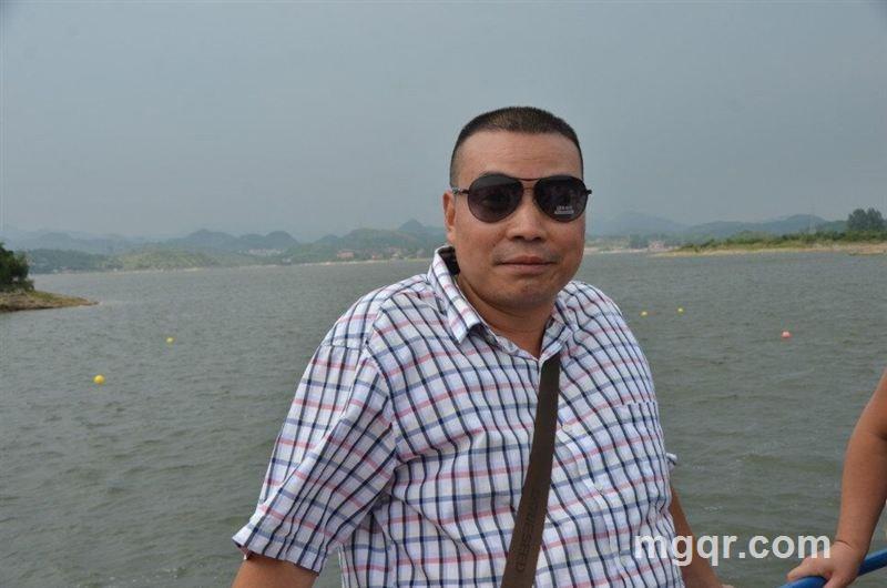 一个苍伤的男的头像