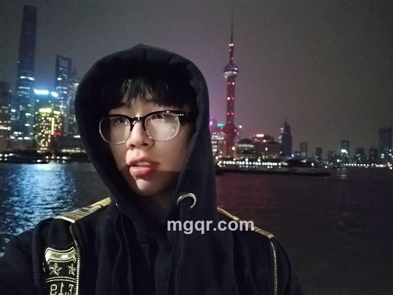 轻轻咬你的嘴唇的头像