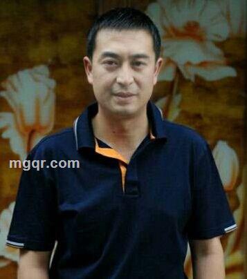 大鼻子帅哥的头像