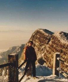 寂寞独行男人的头像