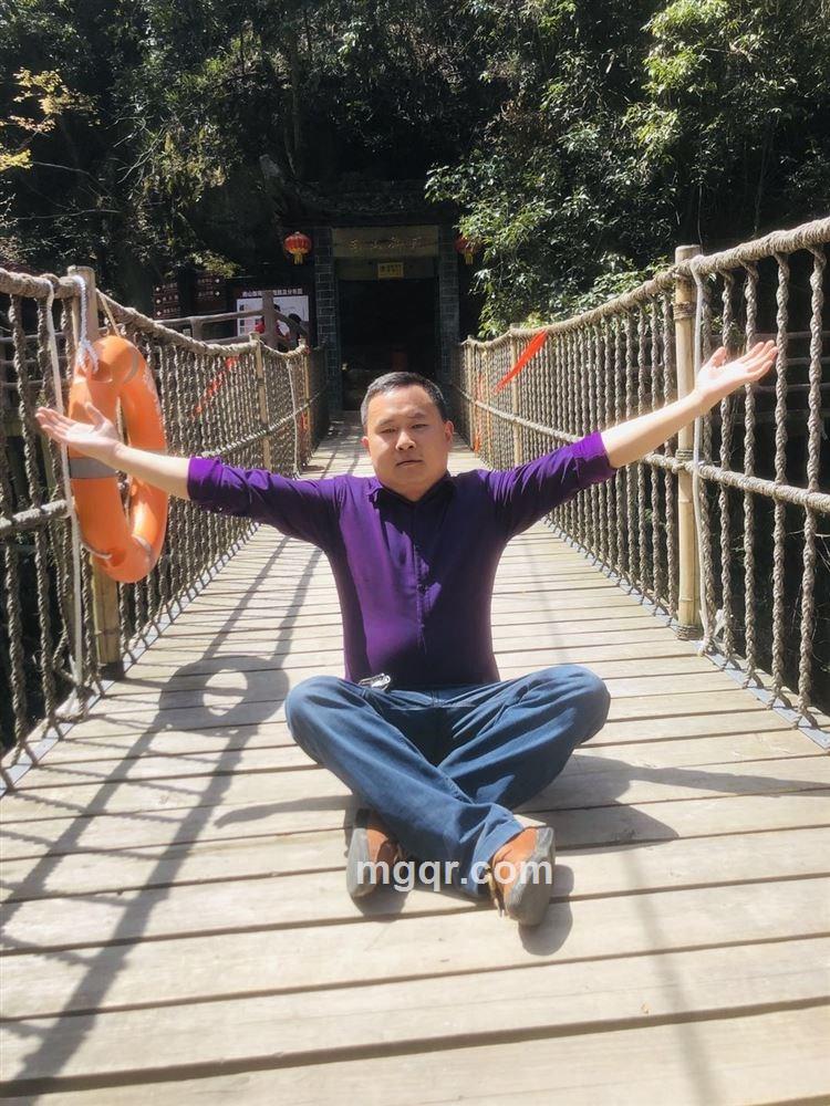 挺阳光的男人