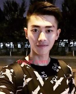 白色外套的头像