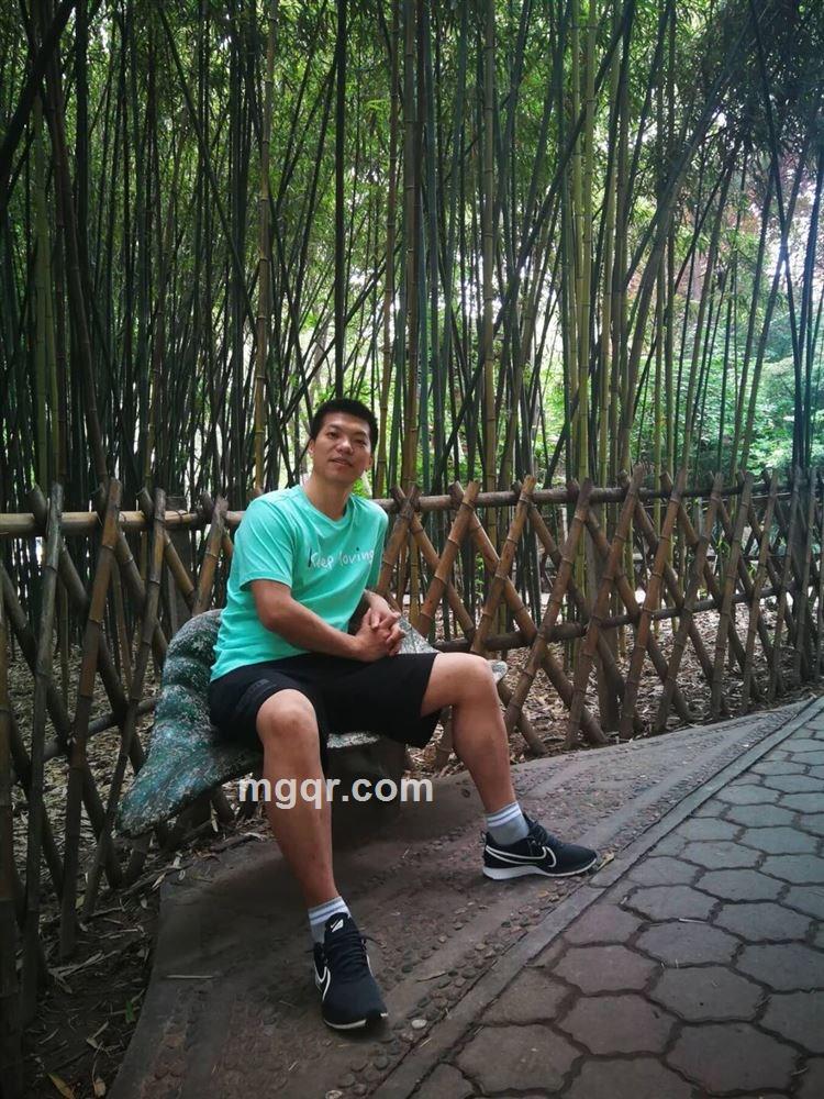 对面的女孩儿看过来的头像