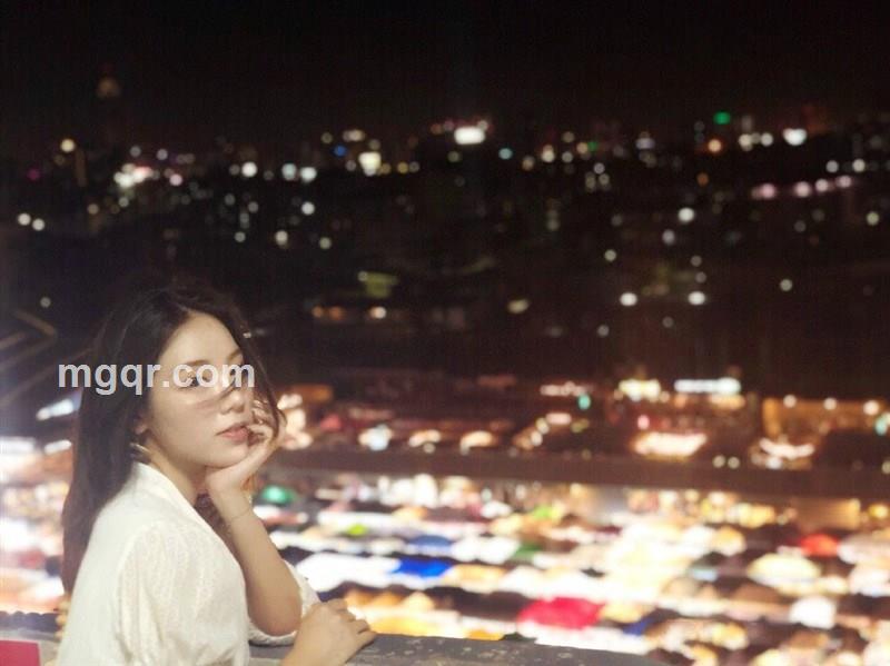 路灯下的等待的头像