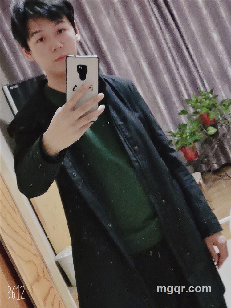 低头闻到西瓜味道的头像