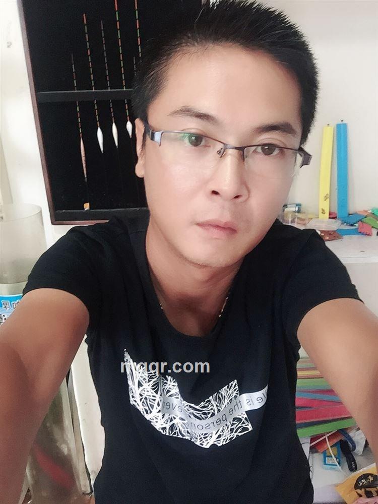 淡淡的烟草味的头像