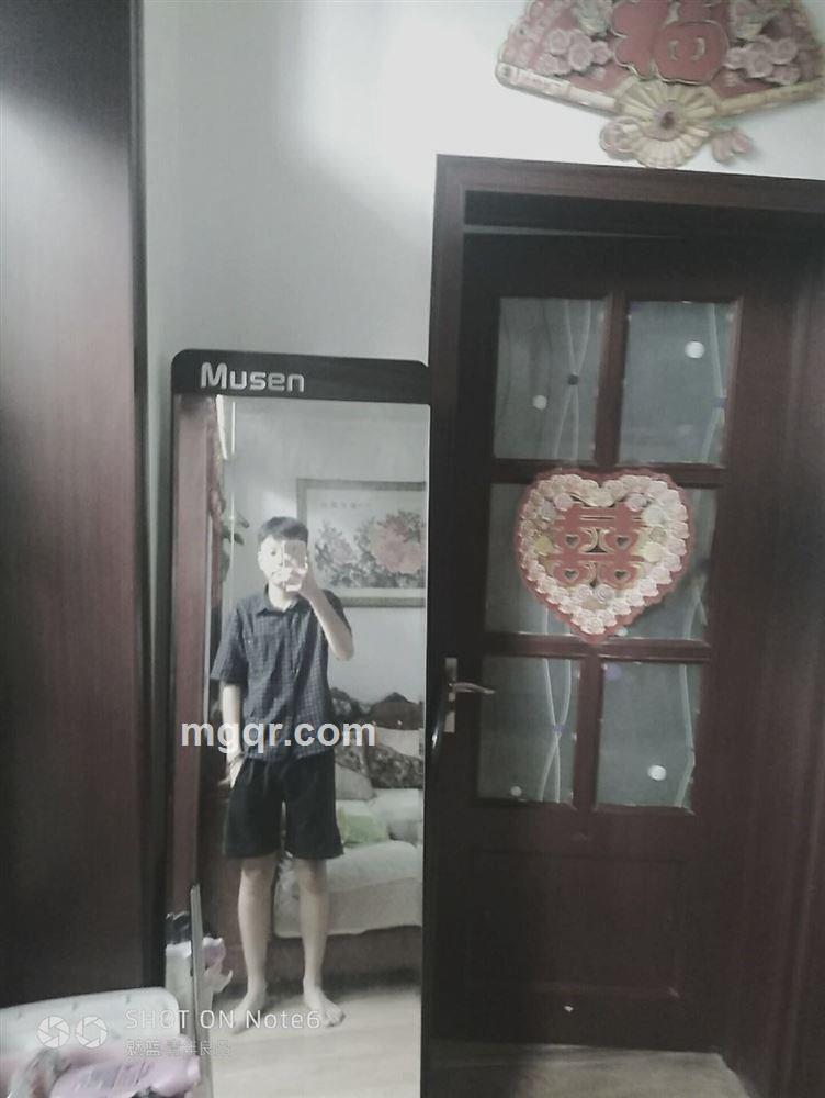 黑白绿灰的头像