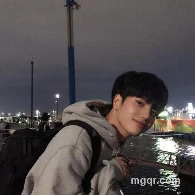 嘴角上扬的头像