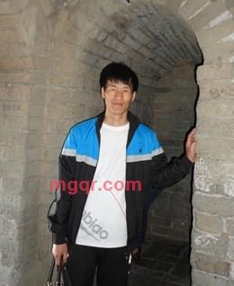 内向大男孩的头像