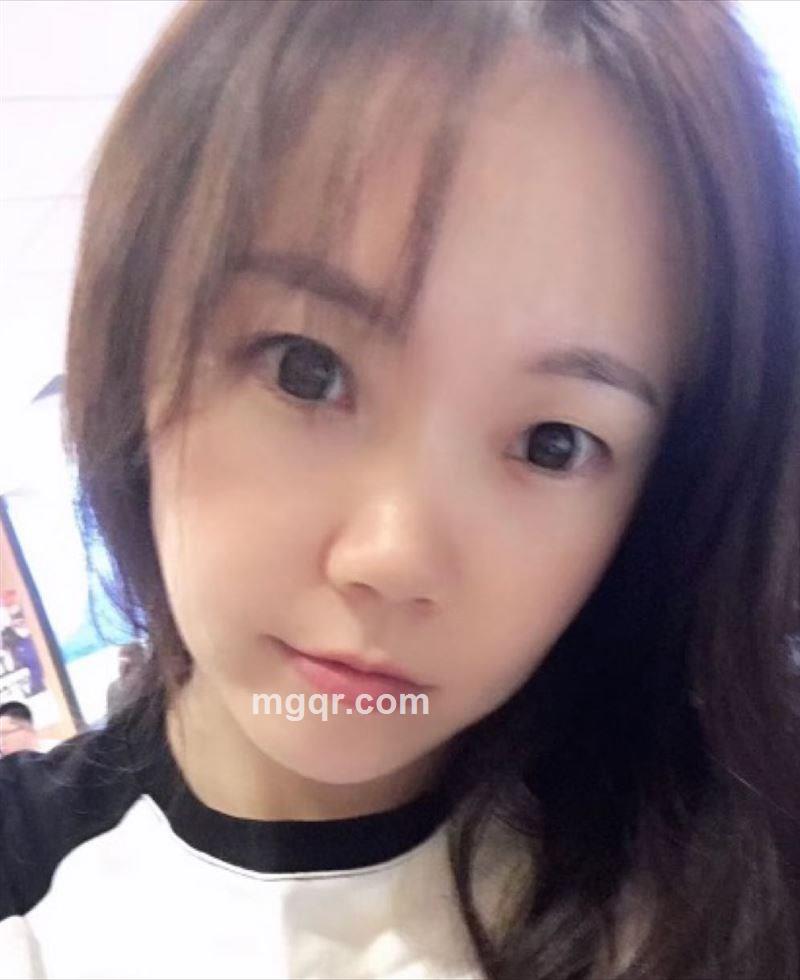 撑伞淋雨的头像