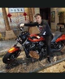 蹲在墙角等红杏的头像