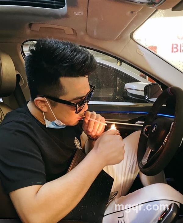 成熟稳重的男人的头像