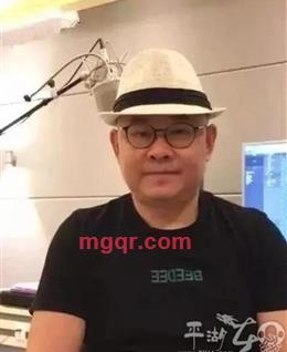 在纸上搬弄事非的人的头像