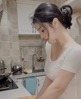 日日思君不见君