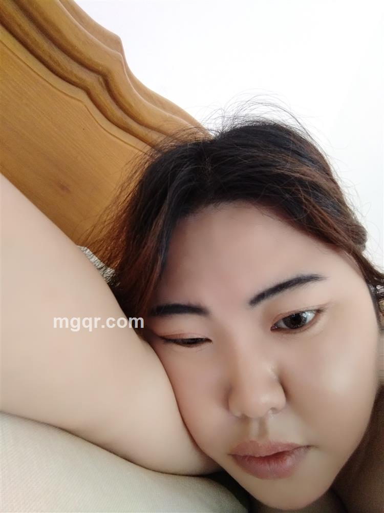 芦苇丛中的头像