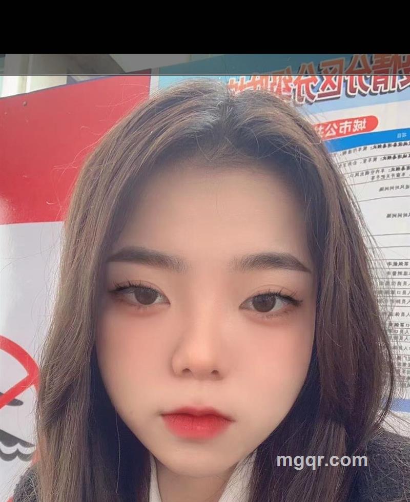 美女吃不饱的头像