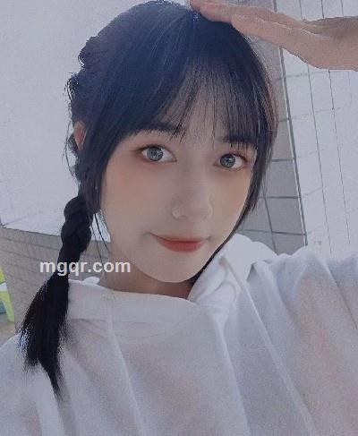 扎个小辫的头像