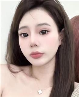 微胖的短发女孩的头像