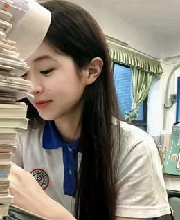 抱猫睡觉的一只小老鼠的头像