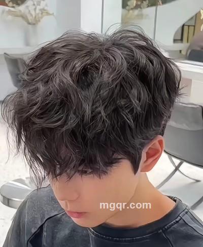 有点身材在健身的小帅的头像