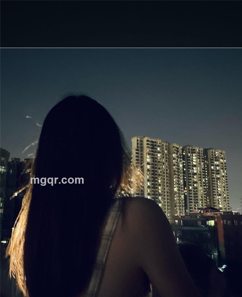 爱吃螃蟹的小女孩