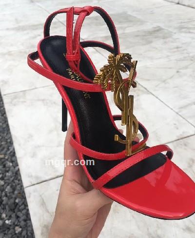 月光落在左手上