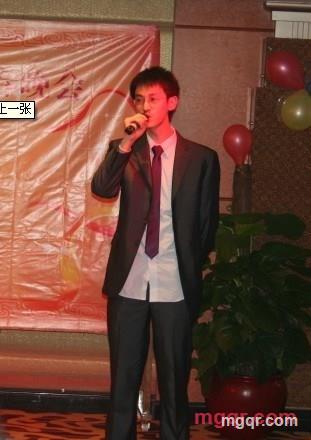 脱下西服领带的第5张照片