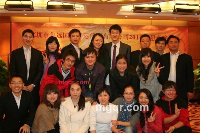 脱下西服领带的第4张照片