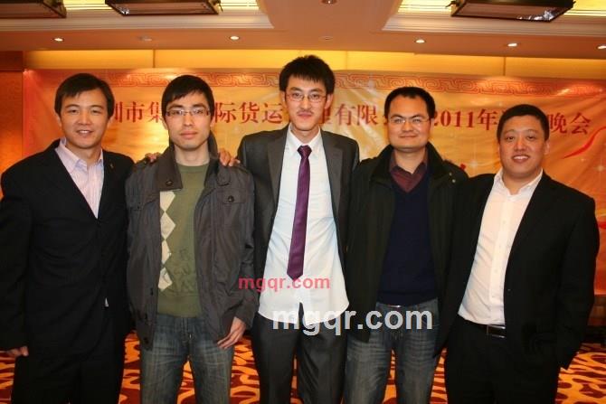 脱下西服领带的第3张照片