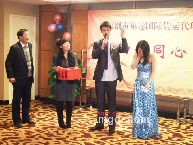 脱下西服领带的第2张照片