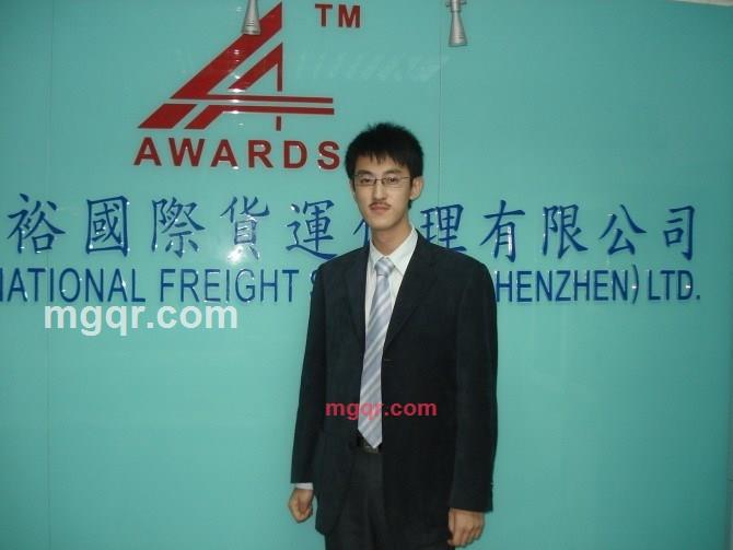 脱下西服领带的第1张照片