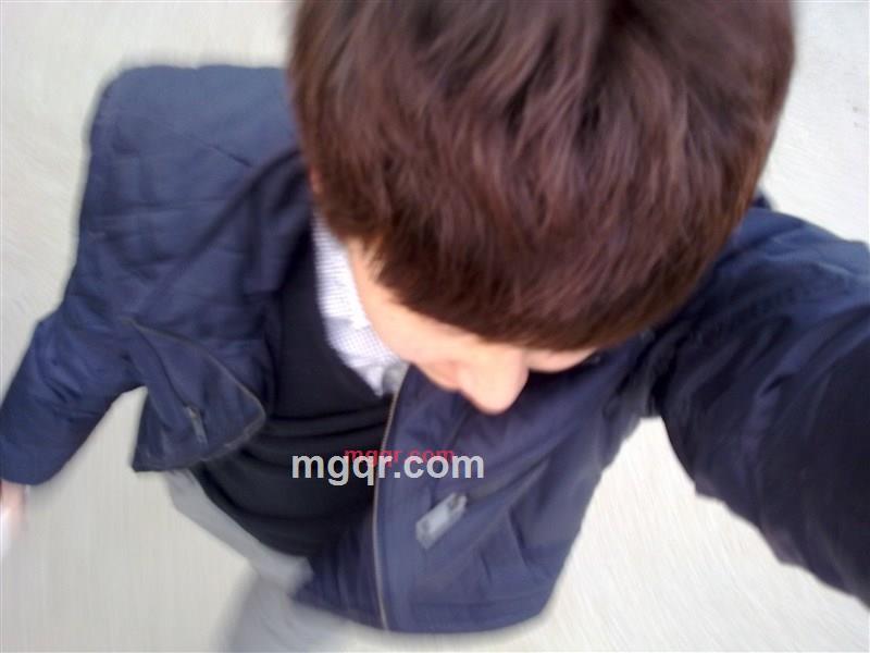 表情沉闷的第2张照片