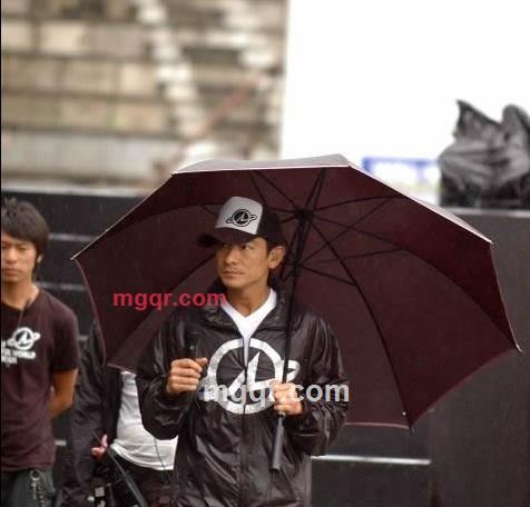 光脚的鞋子的第1张照片