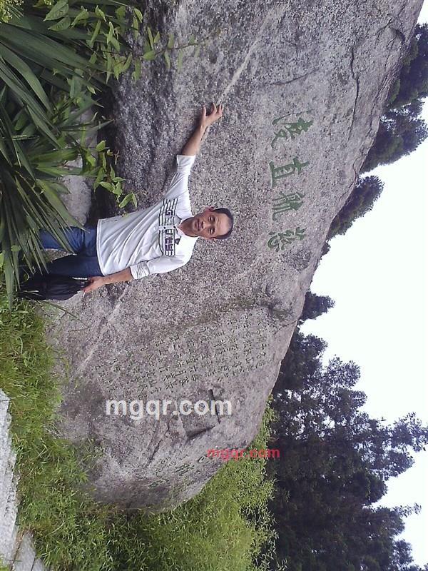 漂浮的石头的第1张照片