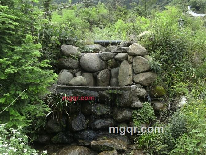 漂浮的石头的第2张照片