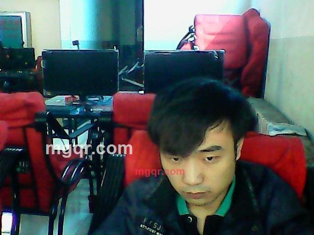 抑制着泪水假装很快乐的第3张照片