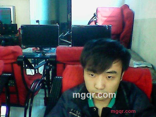 抑制着泪水假装很快乐的第2张照片