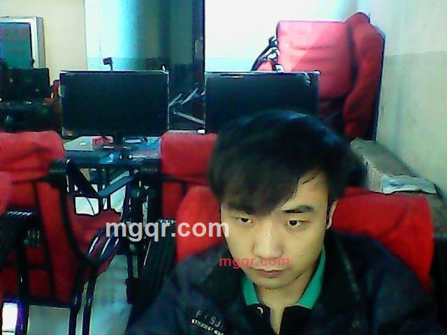 抑制着泪水假装很快乐的第1张照片