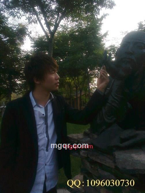 低头,刻冷漠的第1张照片