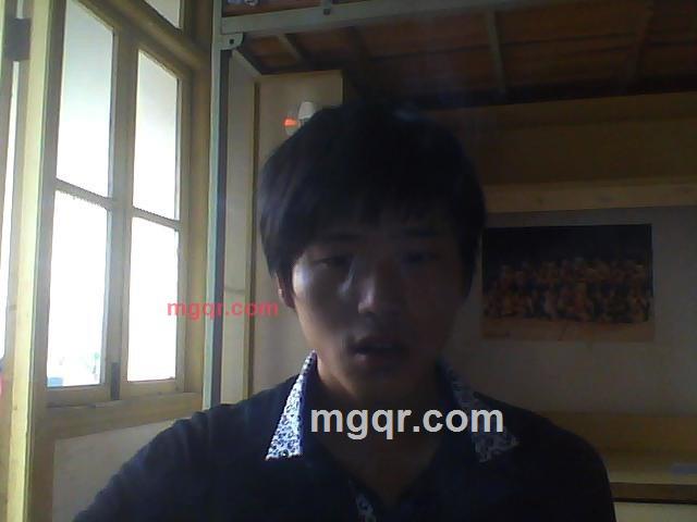 长须的害羞男的第2张照片