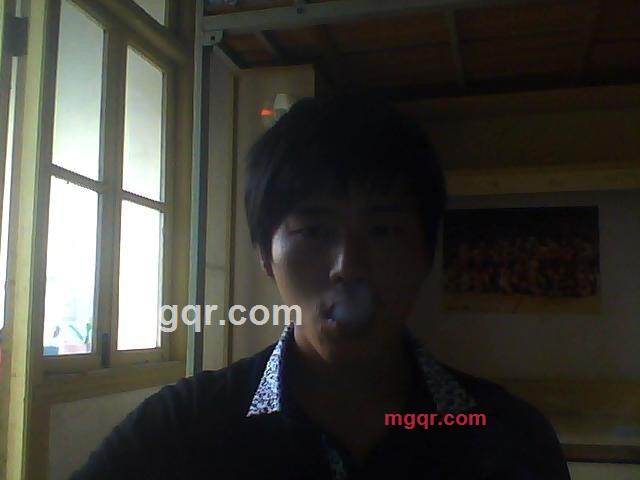 长须的害羞男的第1张照片