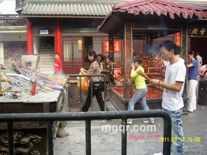 那滴泪↘为谁落的第2张照片