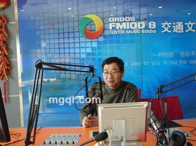 沙漠里的人的第1张照片